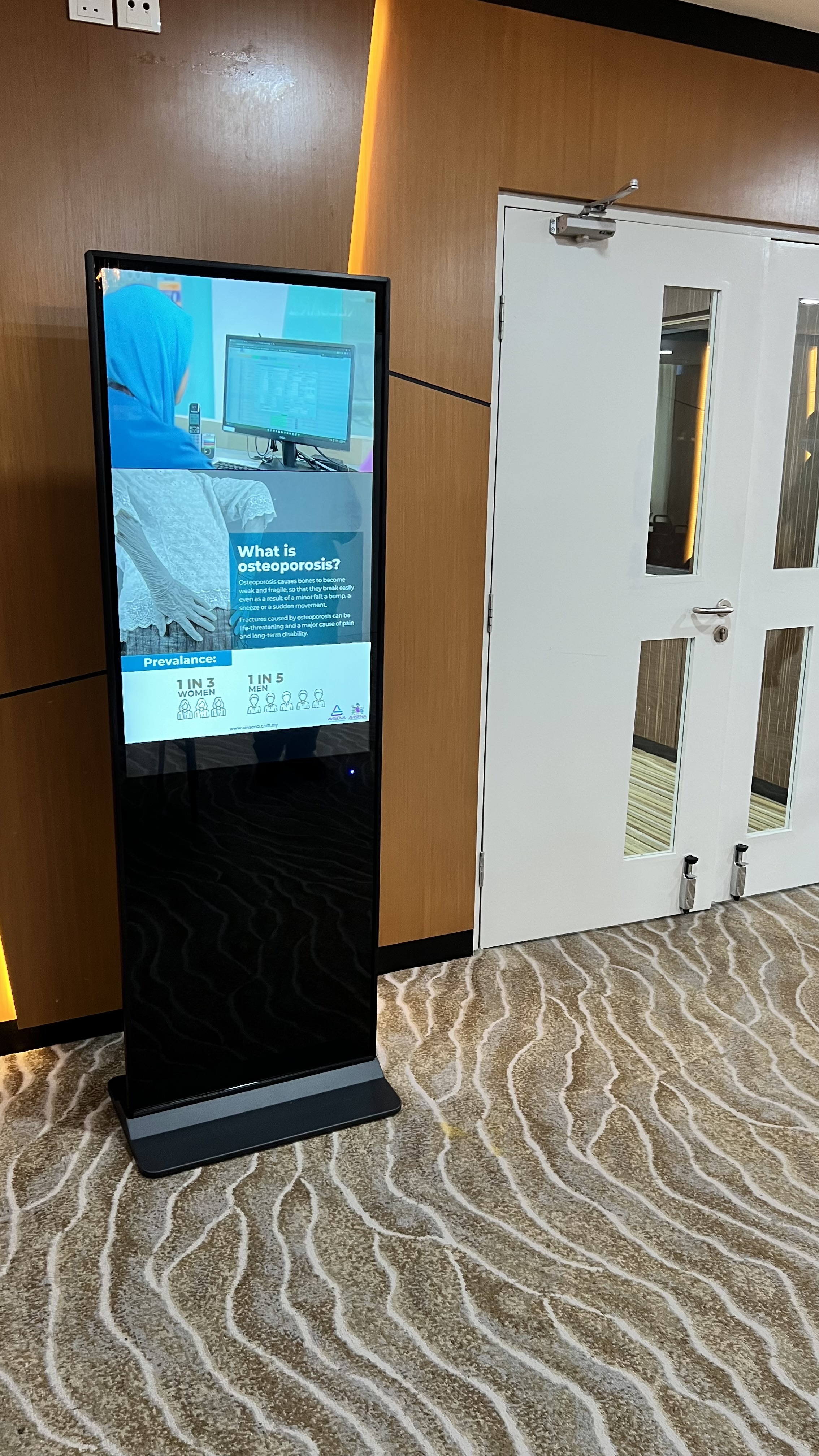 Avisena Specialist Hospital digital standee touch