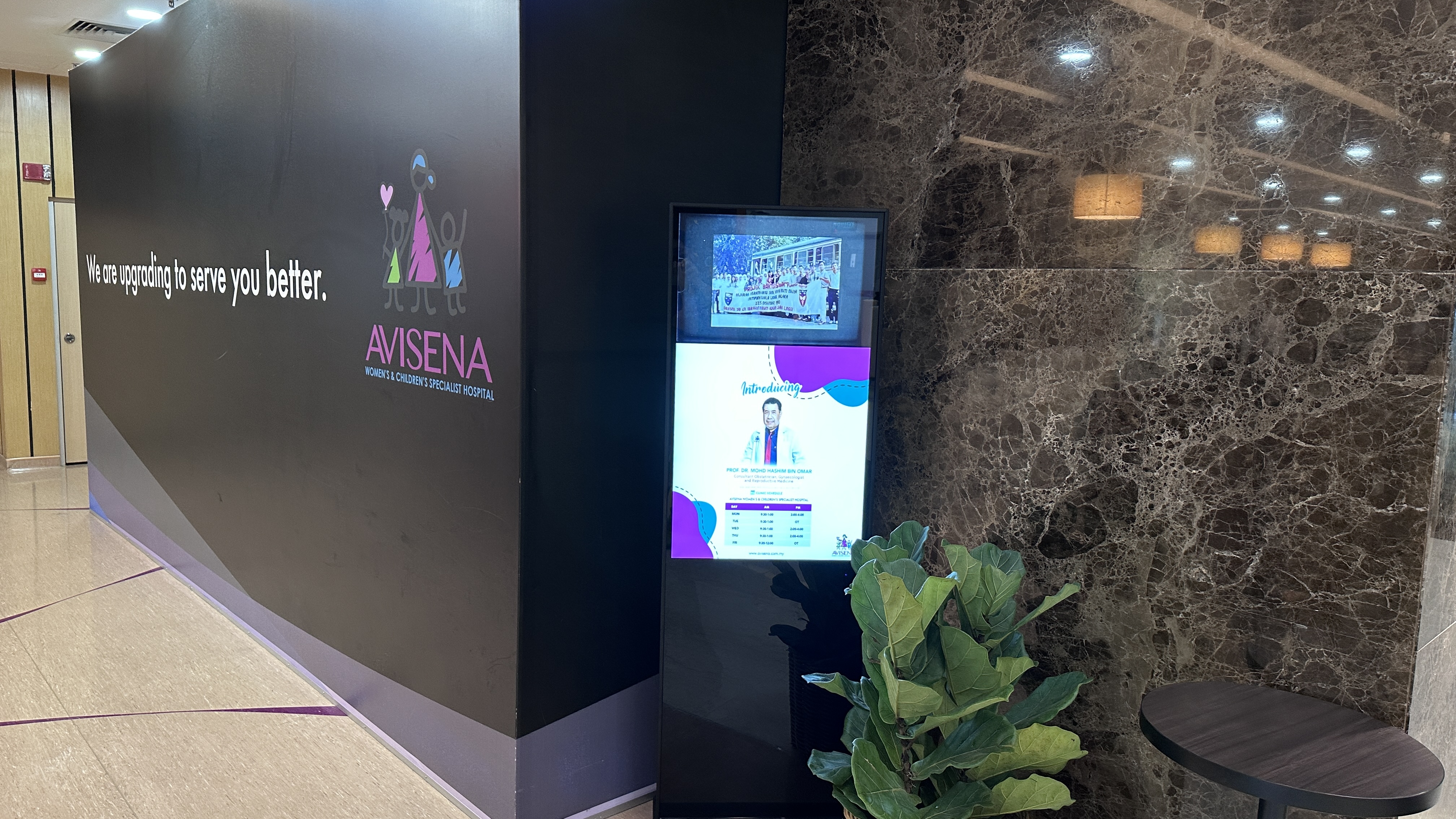 Avisena Specialist Hospital digital standee touch