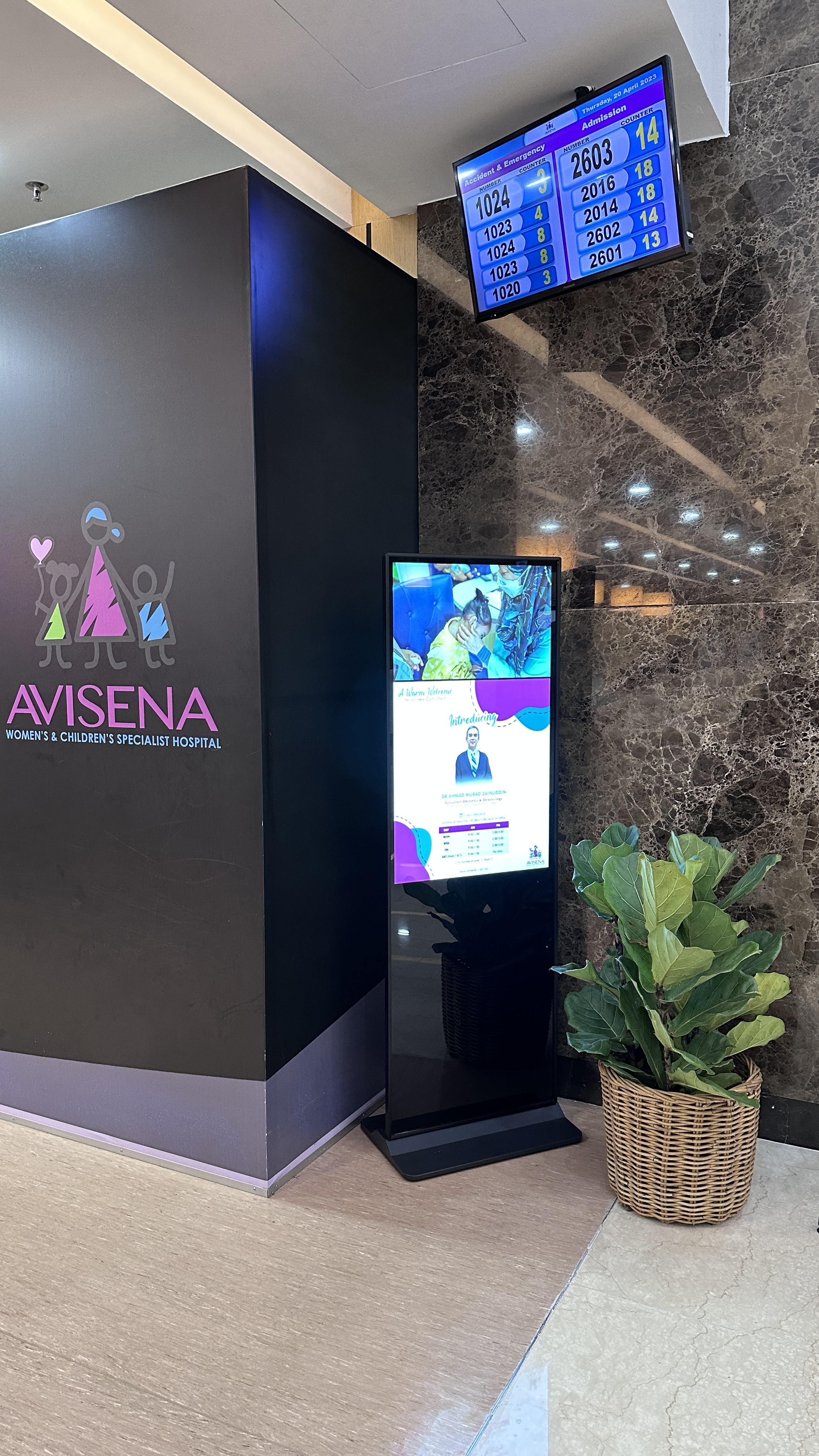 Avisena Specialist Hospital digital standee touch