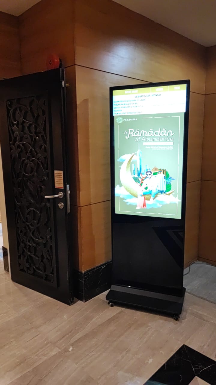 Avisena Specialist Hospital digital standee touch